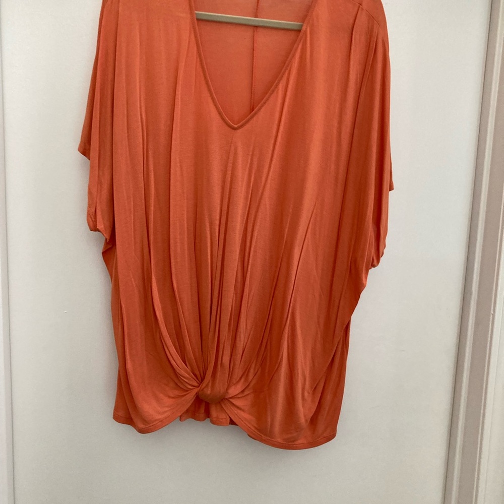 Very soft Shirt with knotted bottom